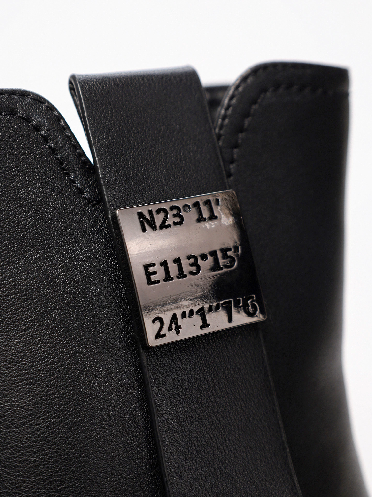 Ботинки черного цвета на рельефной подошве